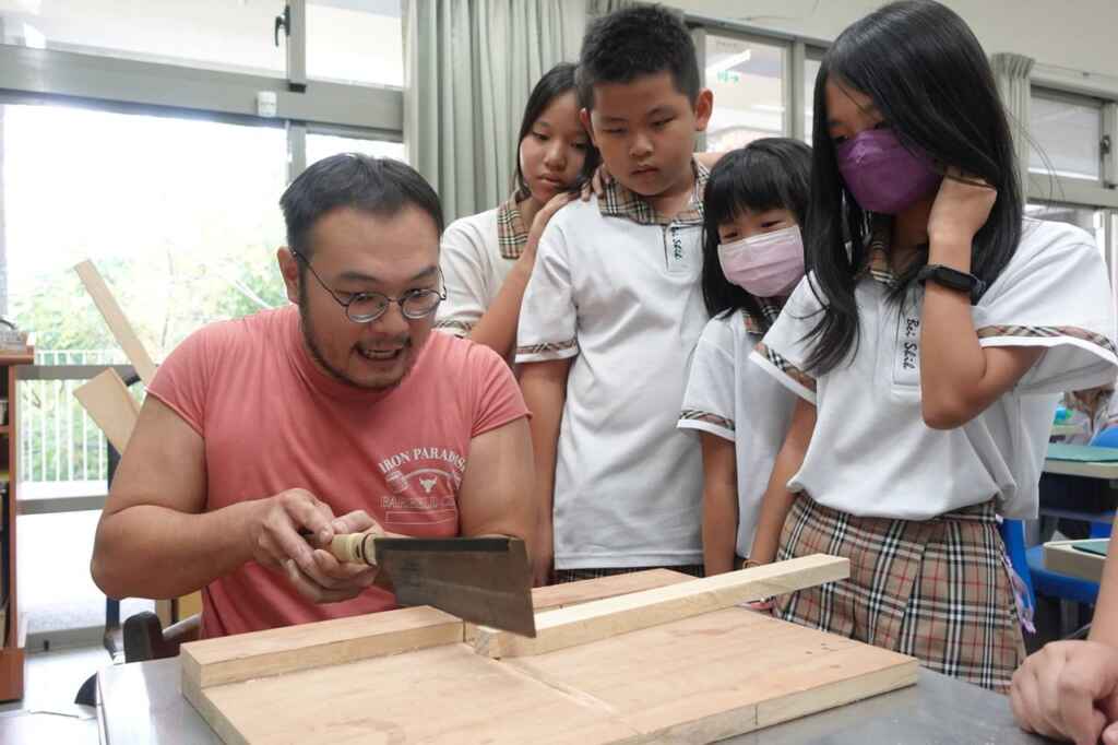 ▲工藝中心跨界與教育系統連結合作,期待在工藝師與學校教師的合作下,共創符合各校特色需求的工藝教案,開啟學生們多元學習的新體驗。(工藝中心提供)