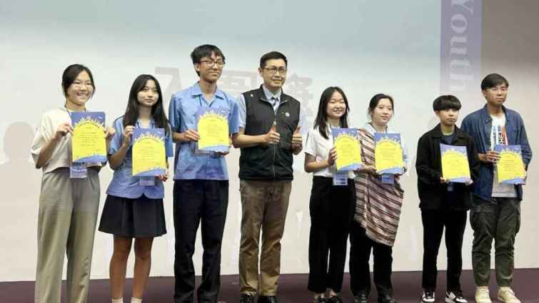 ▲明道中學校長暨拓凱教育基金會董事汪大久頒獎與入圍隊伍合照。（明道中學提供）