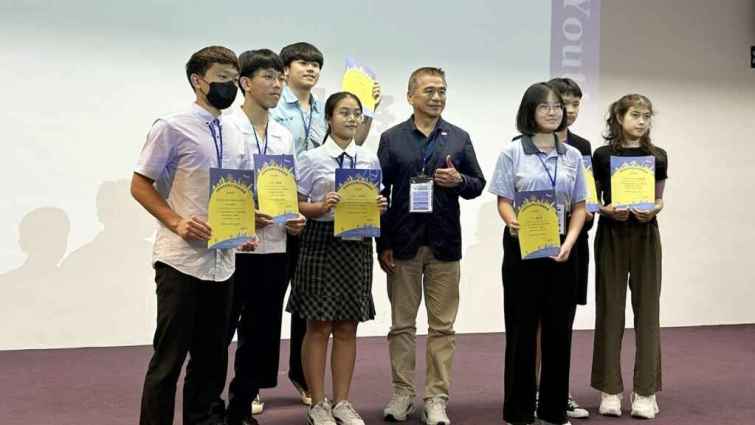 ▲拓凱教育基金會陳敬達執行長頒獎與入圍隊伍合照。（明道中學提供）