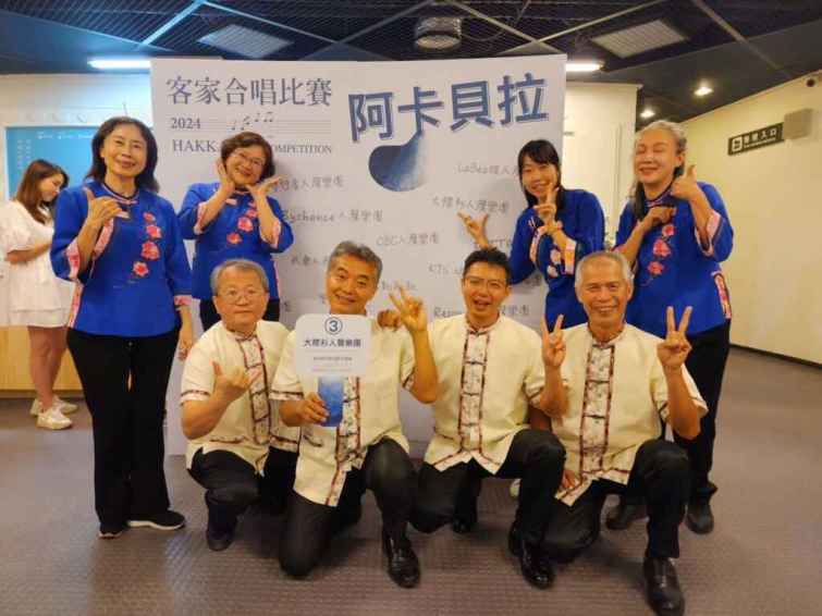 ▲「大襟衫」人聲樂團於108年成立客家阿卡貝拉團隊，團員是一群喜愛客家文化藝術的國中小學老師及高中學生組合而成。（屏東縣政府提供）