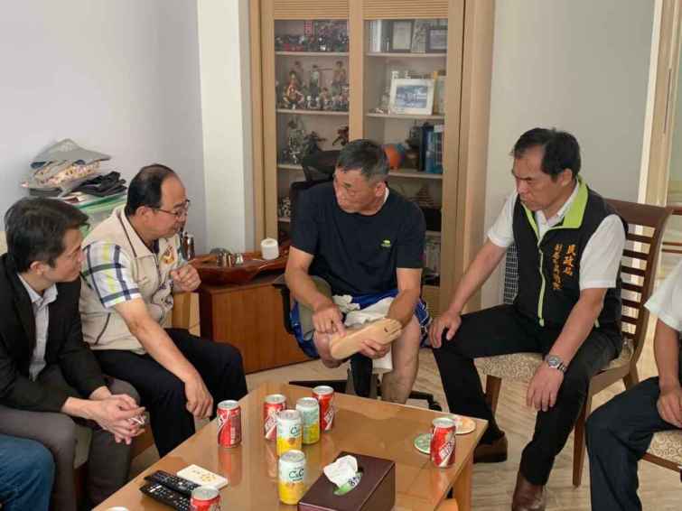 ▲端午節將至，臺南市政府民政局副局長吳明熙代表黃偉哲市長，訪視慰問七股區義務役身心障礙退伍人員李先生，表達對袍澤弟兄及家屬之慰問（臺南市政府提供）