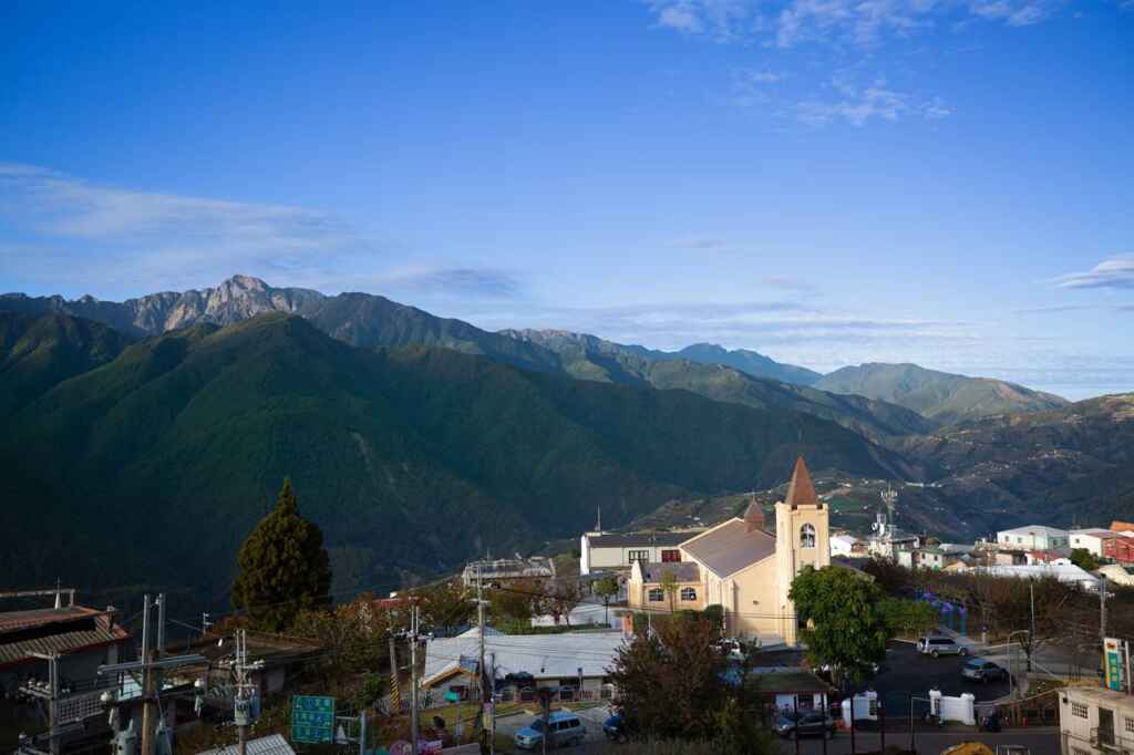 ▲梨山遠眺的耶穌堂及美麗山景。(參山處提供)