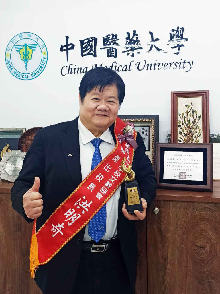 ▲中國醫大校長洪明奇院士榮獲2024分子生物學領域最佳科學家蟬連「雙冠王」殊榮。(記者張玉泰翻攝)