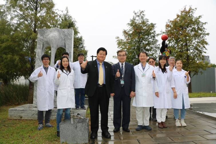 ▲中國醫大校長洪明奇院士榮獲2024分子生物學領域最佳科學家蟬連「雙冠王」殊榮。（記者張玉泰翻攝）