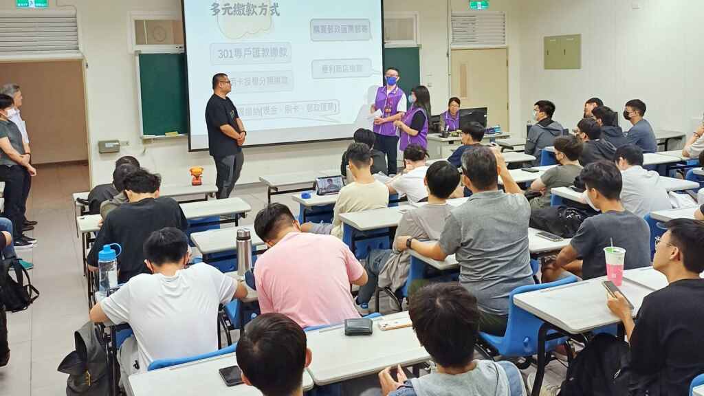 ▲法務部行政執行署彰化分署分署長郭景銘與彰化分署同仁以短劇形式演出執行場景,學生互動熱絡。(法務部行政執行署彰化分署提供)