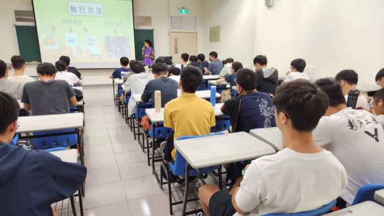 ▲行政執行官進行「執青之手，與廉同行」法治宣導。（法務部行政執行署彰化分署提供）