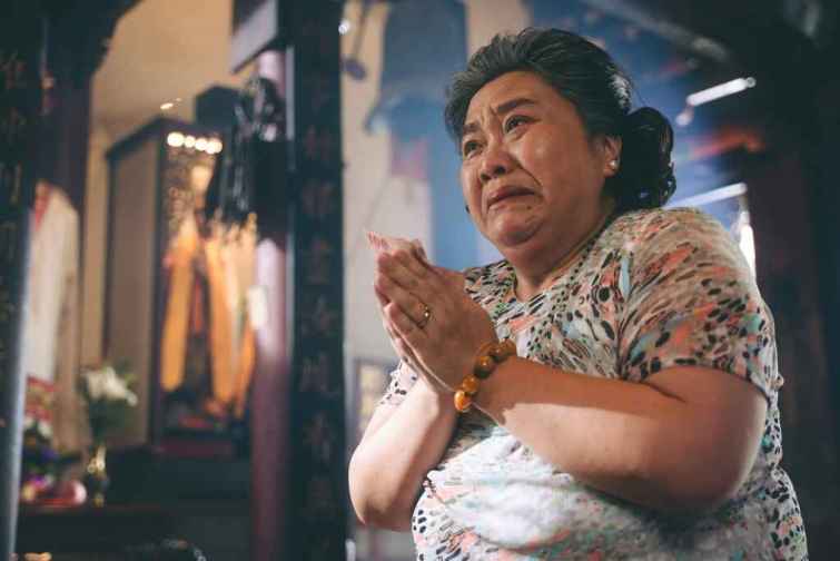 ▲鍾欣凌劇中即便知道生死有命、自己也年事已高，仍因母性本能落下心疼眼淚。（公視提供）