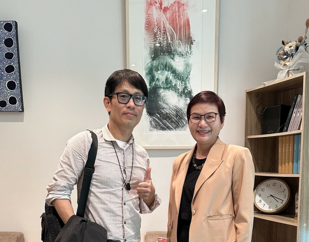 東海大學創藝學院院長許和捷(左)與臺南市美術館館長林秋芳(右)。(圖/東海大學提供)