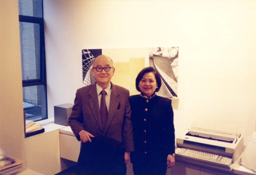 陳其寬(左)生前曾和夫人林芙美(右)說「God knows truth, but wait.(上帝知道事實,但請等待。)」(圖/東海大學提供)