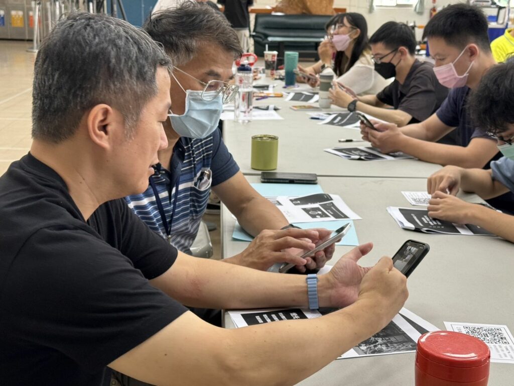 三峽區里長及公所同仁們拿起手機,學習如何使用影片拍攝APP,同時熟悉影像製作流程。