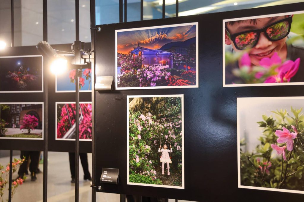 萬金杜鵑攝影展今(27)日起至6月7日於新北市政府1樓東側大廳展出,市長侯友宜出席開展記者會,並頒獎給16位攝影比賽得獎者。(圖/新北市政府提供)