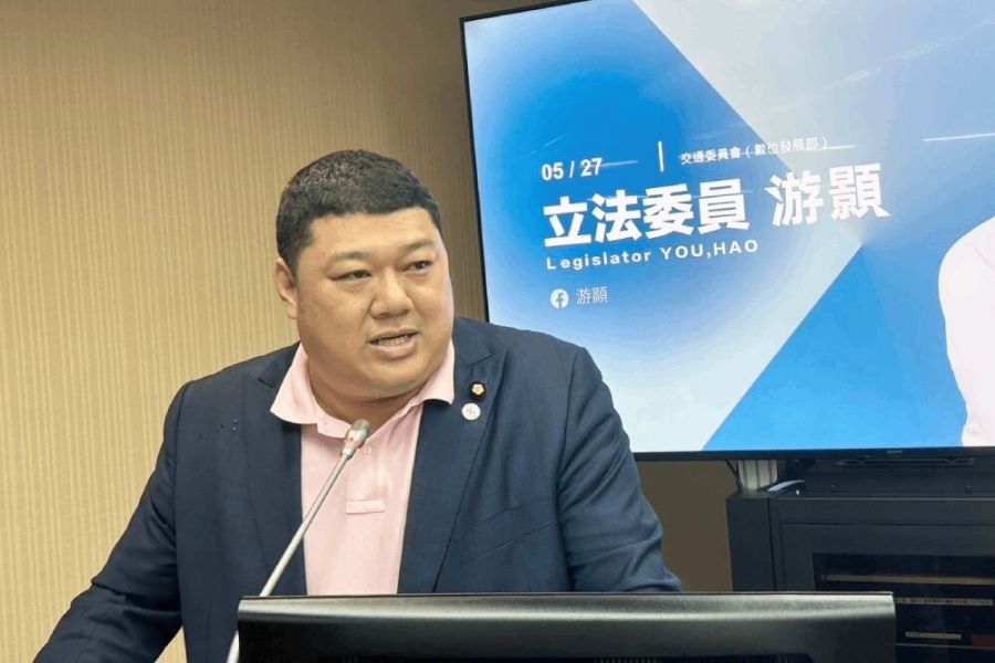 數發部長黃彥男要打造台版AI矽谷 游顥邀選址南投、嘉惠中彰投 234 照片來源:游顥辦公室提供