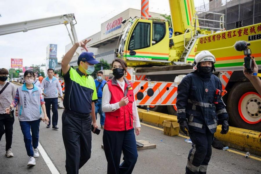 高虹安至醫院慰問殉職勇消家屬 偕同消防、警察局長至火災現場關切