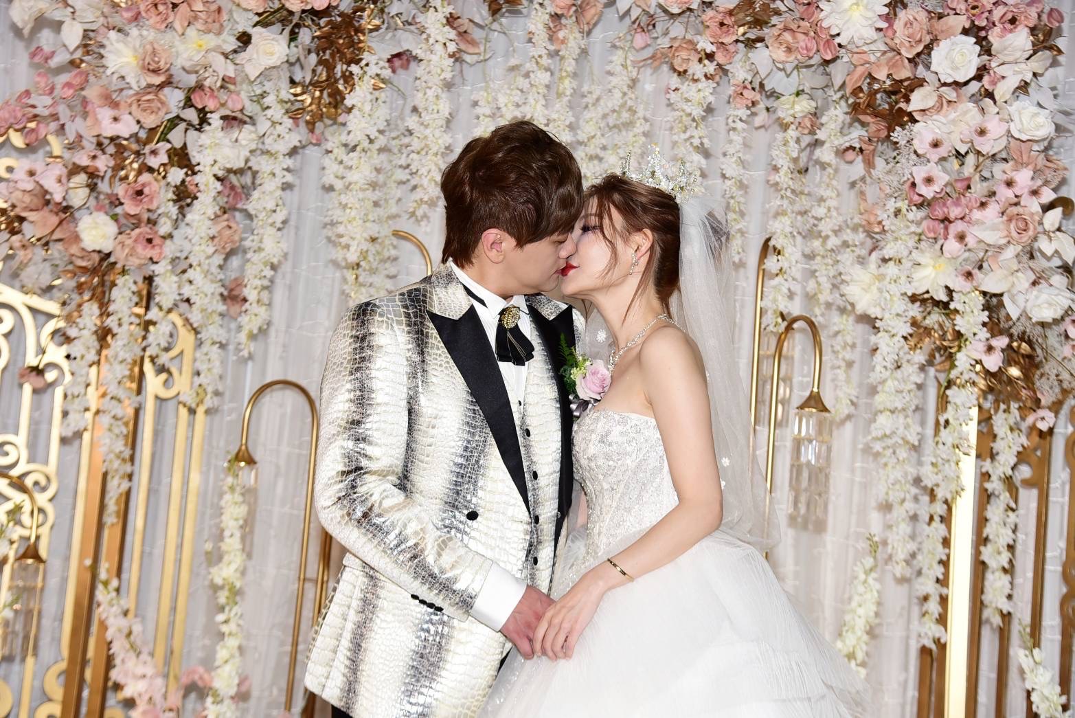 《慶蔡夫妻結婚》 宋達民、洪百榕證婚,近百位演藝圈好友到場祝福。 (圖/「起而行音樂」娛樂文創提供)