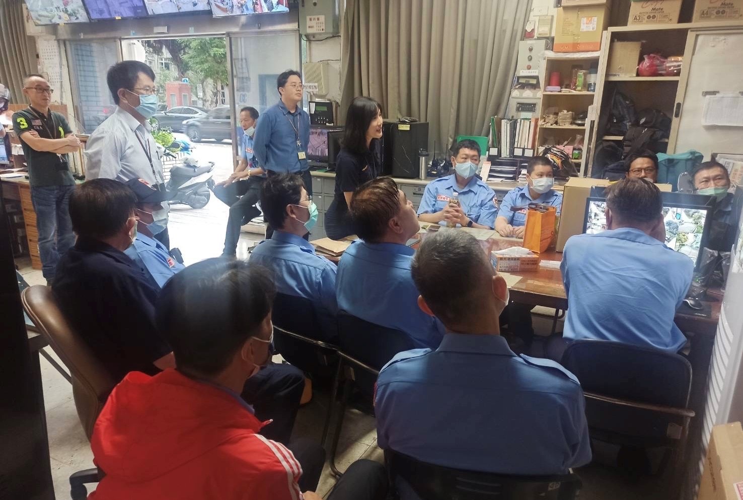 北投分局永明派出所受臺北榮民總醫院邀請,向駐衛警進行醫療暴力及詐騙防制宣導。(記者薛秀蓮翻攝)