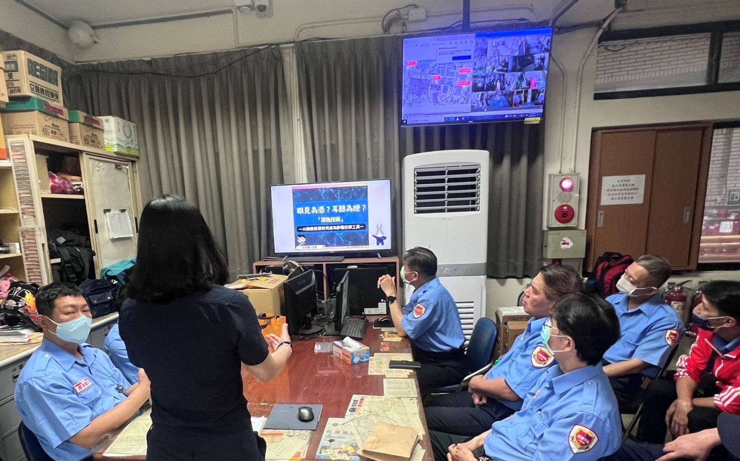 北投分局永明派出所指派巡佐何秋農、警員游雅婷,向駐衛警宣導當醫療暴力發生時如何防範及應變;也分享最新詐騙手法-AI深偽-如何傳送偽造變造的影音,假冒醫療機構、親友,謊稱未繳健保費等詐財行為。(記者薛秀蓮翻攝)