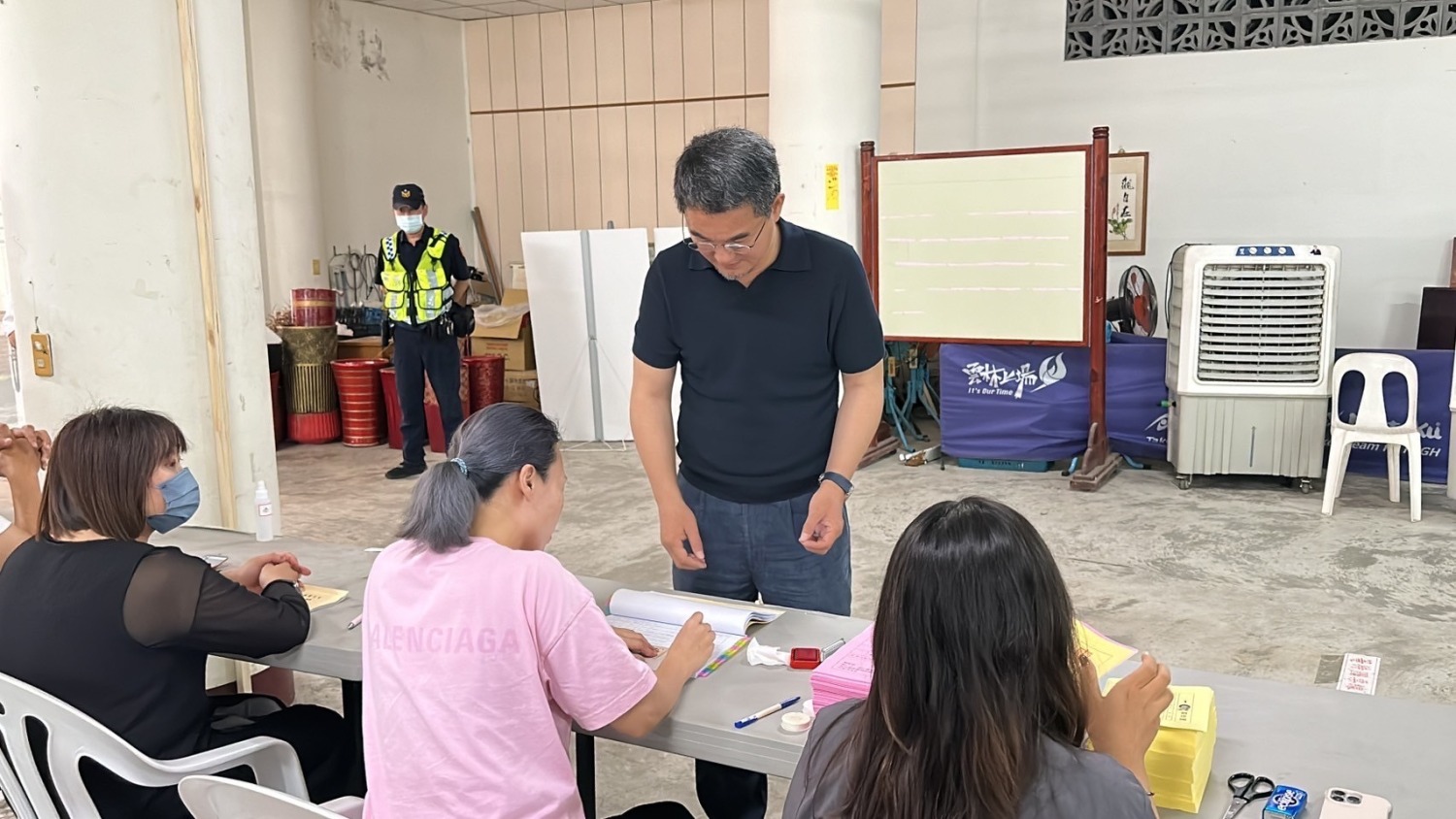 立委劉建國當選雲林縣黨部主委,圖為他昨天親赴投開票所投下神聖一票。(記者張欽翻攝)