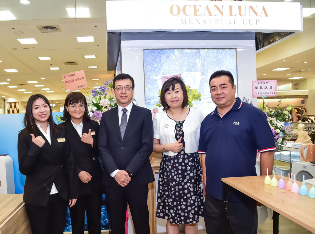 海洋露娜董事長陳廣誌(右一)、總經理蔡佩穎(右二)在板橋遠東百貨展櫃,非常感謝許俊明店長(右三)的推波助瀾。