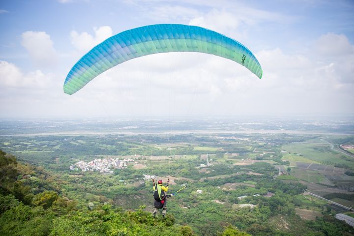 屏東3D旅遊嘉年華暑假登場,打造超遊感陸海空活動,此為飛行傘體驗。 圖:屏東縣政府交通旅遊處/提供