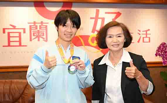 宜蘭高中林昀臻榮獲歐洲女子數學奧林匹亞競賽銀牌 林姿妙接見嘉勉