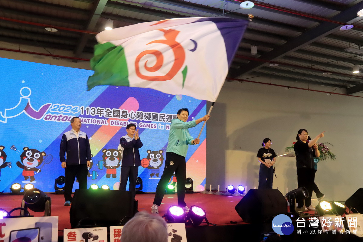 新北市朱副市長接下會旗迎接115年全障運。(記者扶小萍攝)