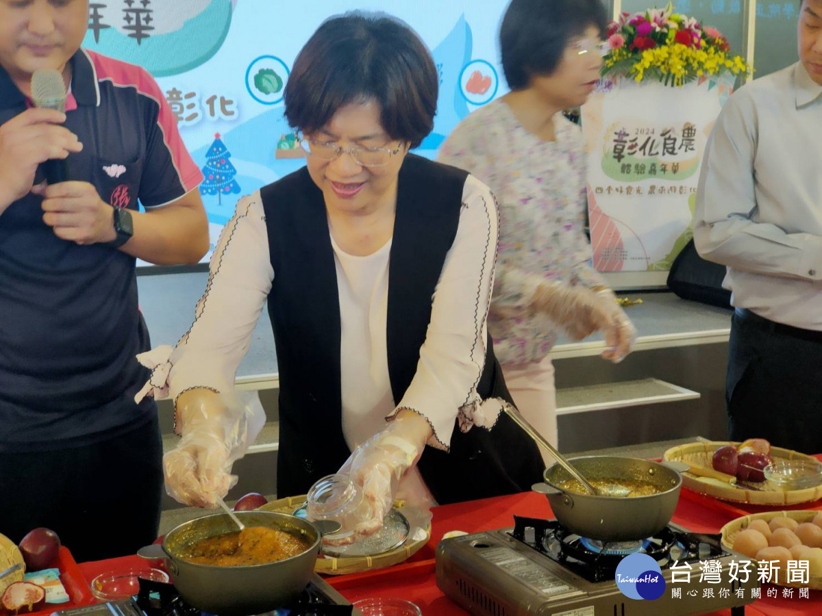 2024彰化時農嘉年華啟動,現場由王惠美縣長和與會貴賓示範製作百香果醬。圖/記者鄧富珍攝