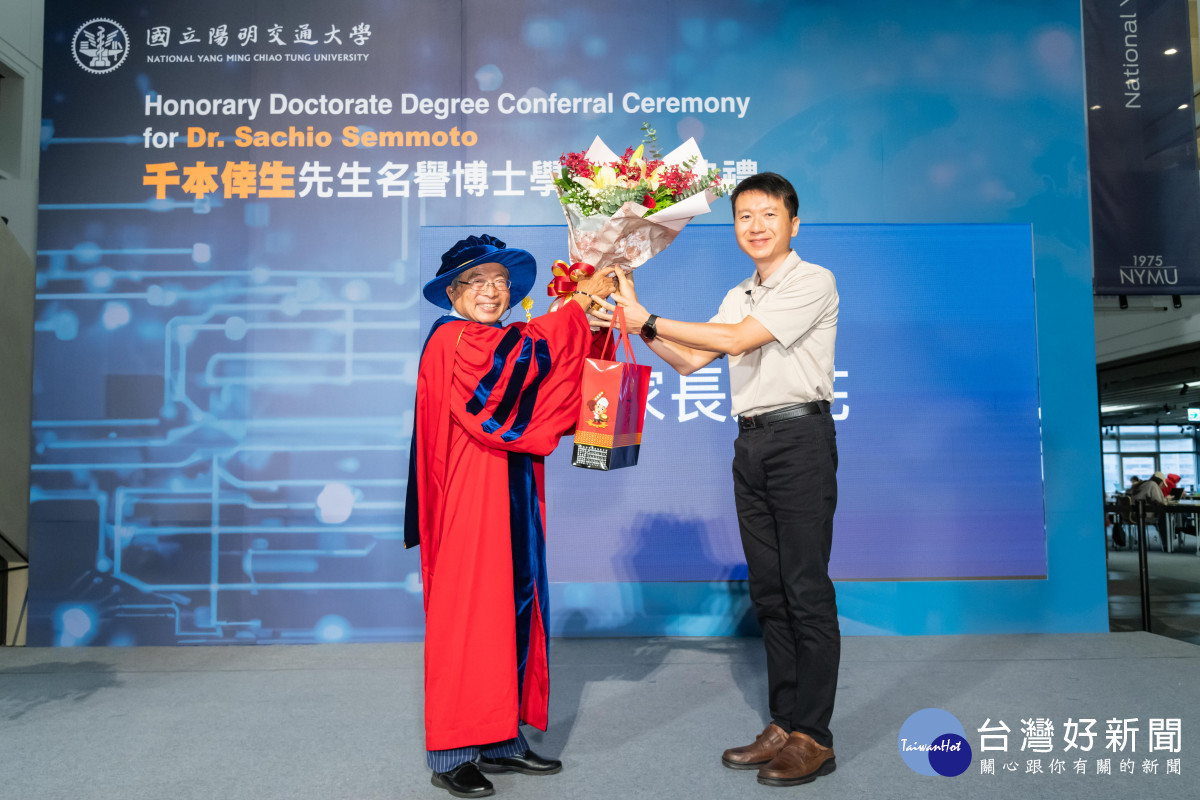 受到千本倖生名譽博士幫助的劉同學父親,親至現場獻花表達感謝之意。