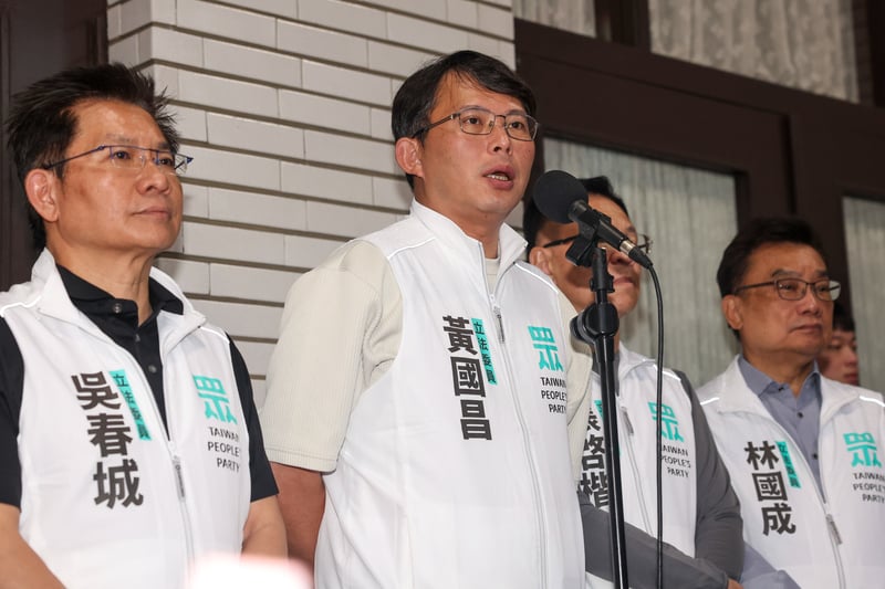 民眾黨團總召黃國昌(左2)28日表示,立法院場外有非常多公民團體或年輕人,因為受到民進黨散播假訊息而迷惑或產生誤會。 中央社