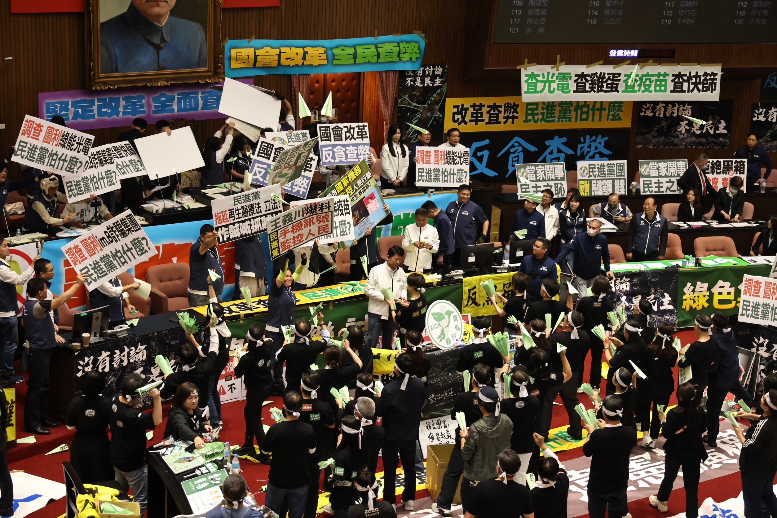 《立院職權行使法》修正草案完成二讀後,民進黨立委拿出「青鳥」紙飛機,「萬機齊發」抗議。林啟弘攝