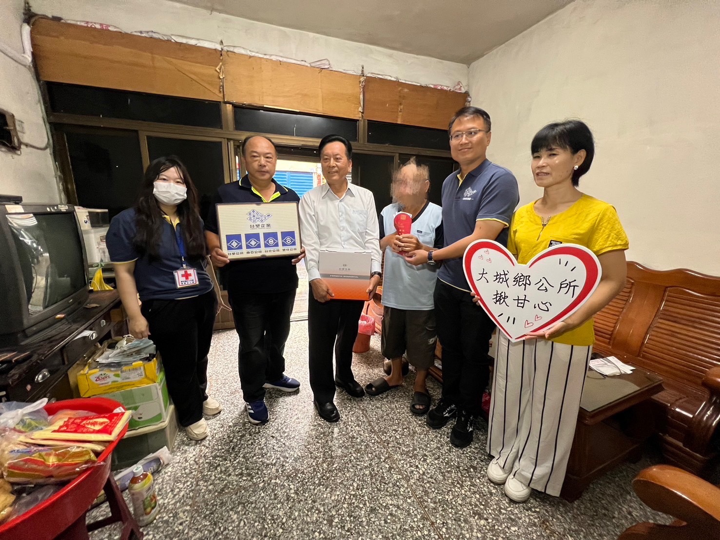 ▲台塑企業關懷列車開進大城鄉,探望弱勢鄉民,致贈每戶3000元過節禮金和台塑產品,有95戶弱勢家庭受惠。(記者張溎壕攝)