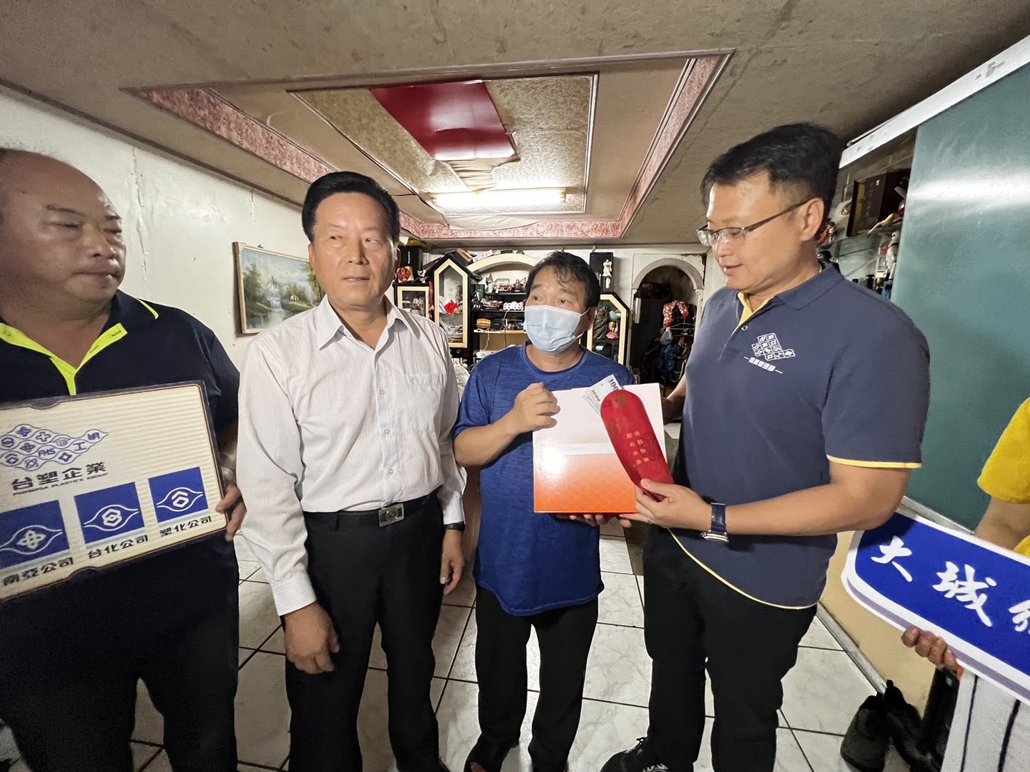 ▲台塑企業關懷列車開進大城鄉，探望弱勢鄉民，致贈每戶3000元過節禮金和台塑產品，有95戶弱勢家庭受惠。（記者張溎壕攝）