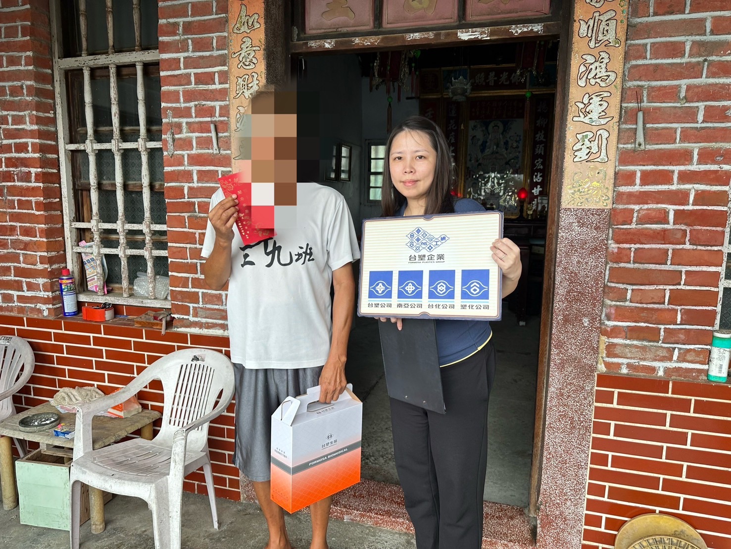 ▲台塑企業關懷列車開進大城鄉，探望弱勢鄉民，致贈每戶3000元過節禮金和台塑產品，有95戶弱勢家庭受惠。（記者張溎壕攝）