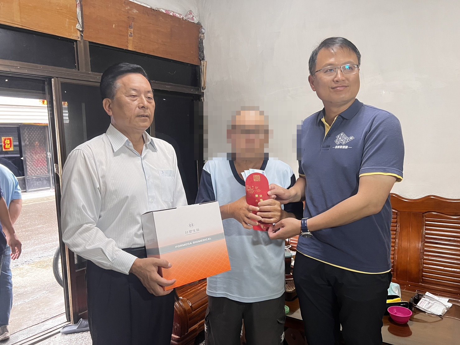 ▲台塑企業關懷列車開進大城鄉，探望弱勢鄉民，致贈每戶3000元過節禮金和台塑產品，有95戶弱勢家庭受惠。（記者張溎壕攝）