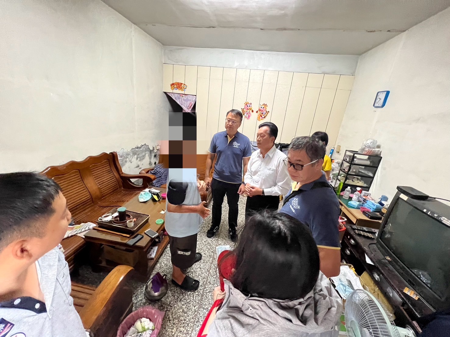 ▲台塑企業關懷列車開進大城鄉，探望弱勢鄉民，致贈每戶3000元過節禮金和台塑產品，有95戶弱勢家庭受惠。（記者張溎壕攝）