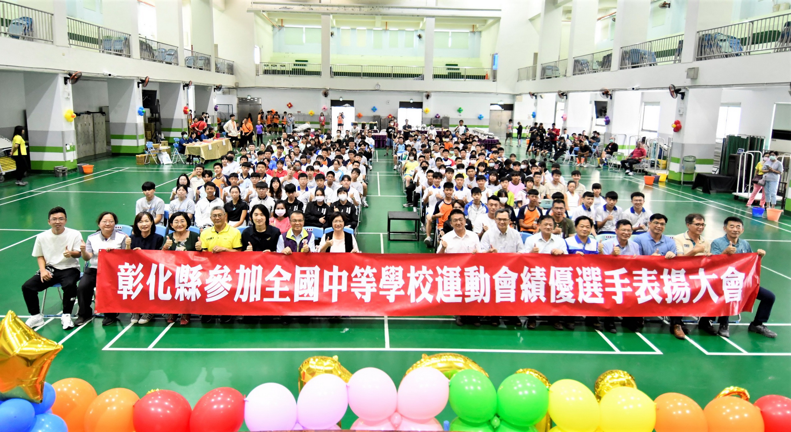 ▲113年全國中等學校運動會中,彰化縣代表隊展現出色實力勇奪89面獎牌,彰化縣長王惠美頒獎表揚,期勉選手們持續突破自我、再創佳績、為縣爭光。(記者張溎壕攝)