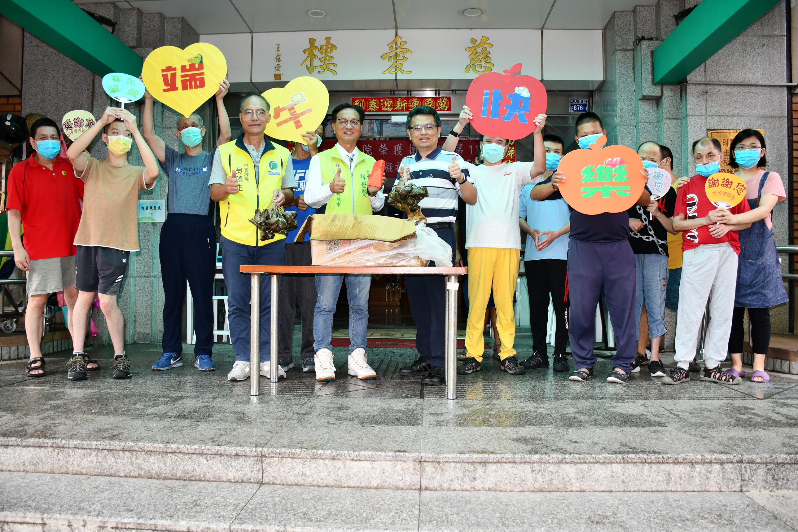 ▲端午節將至,彰化市長林世賢親訪彰化市兩大社福機構,親自送上了加菜金和熱騰騰的肉粽,讓院生們感受到端午節的溫馨氛圍。(記者張溎壕攝)