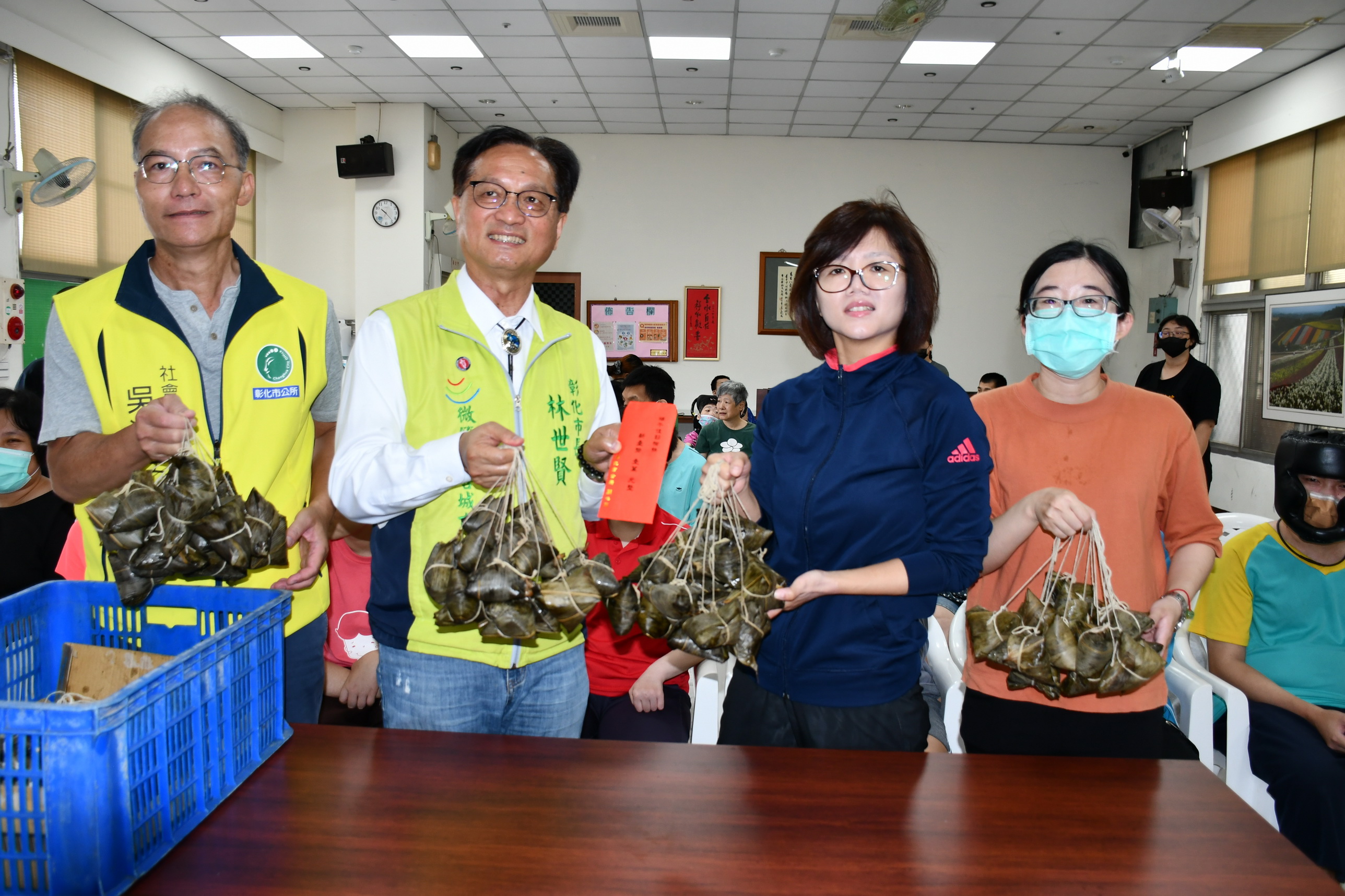 ▲端午節將至，彰化市長林世賢親訪彰化市兩大社福機構，親自送上了加菜金和熱騰騰的肉粽，讓院生們感受到端午節的溫馨氛圍。（記者張溎壕攝）