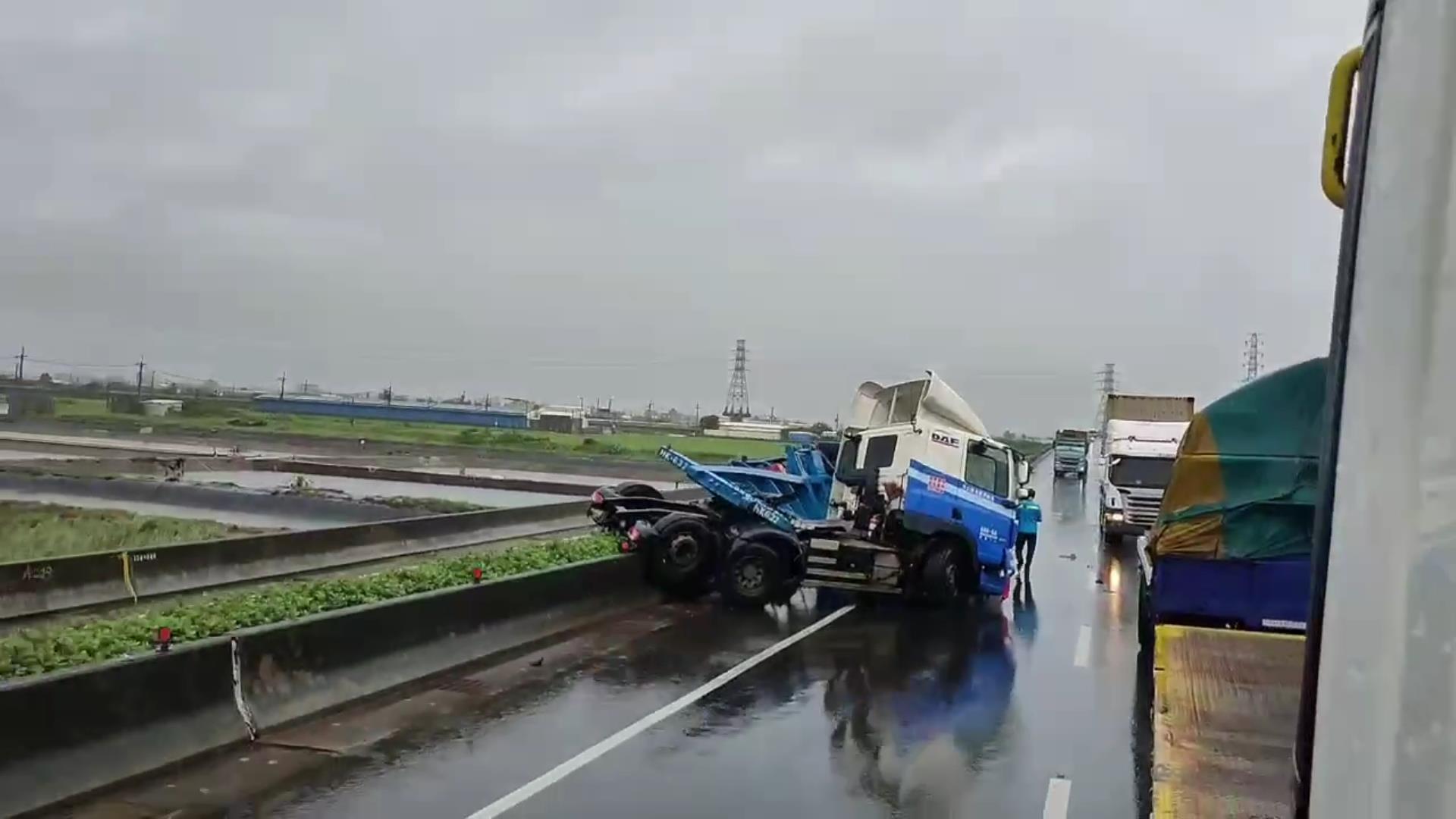 ▲台61線西部濱海快速公路北上171公里彰化線西段，發生貨櫃聯結車自撞外側護欄事故，車子如折甘蔗般側倒在外側車道及路肩。（民眾提供）