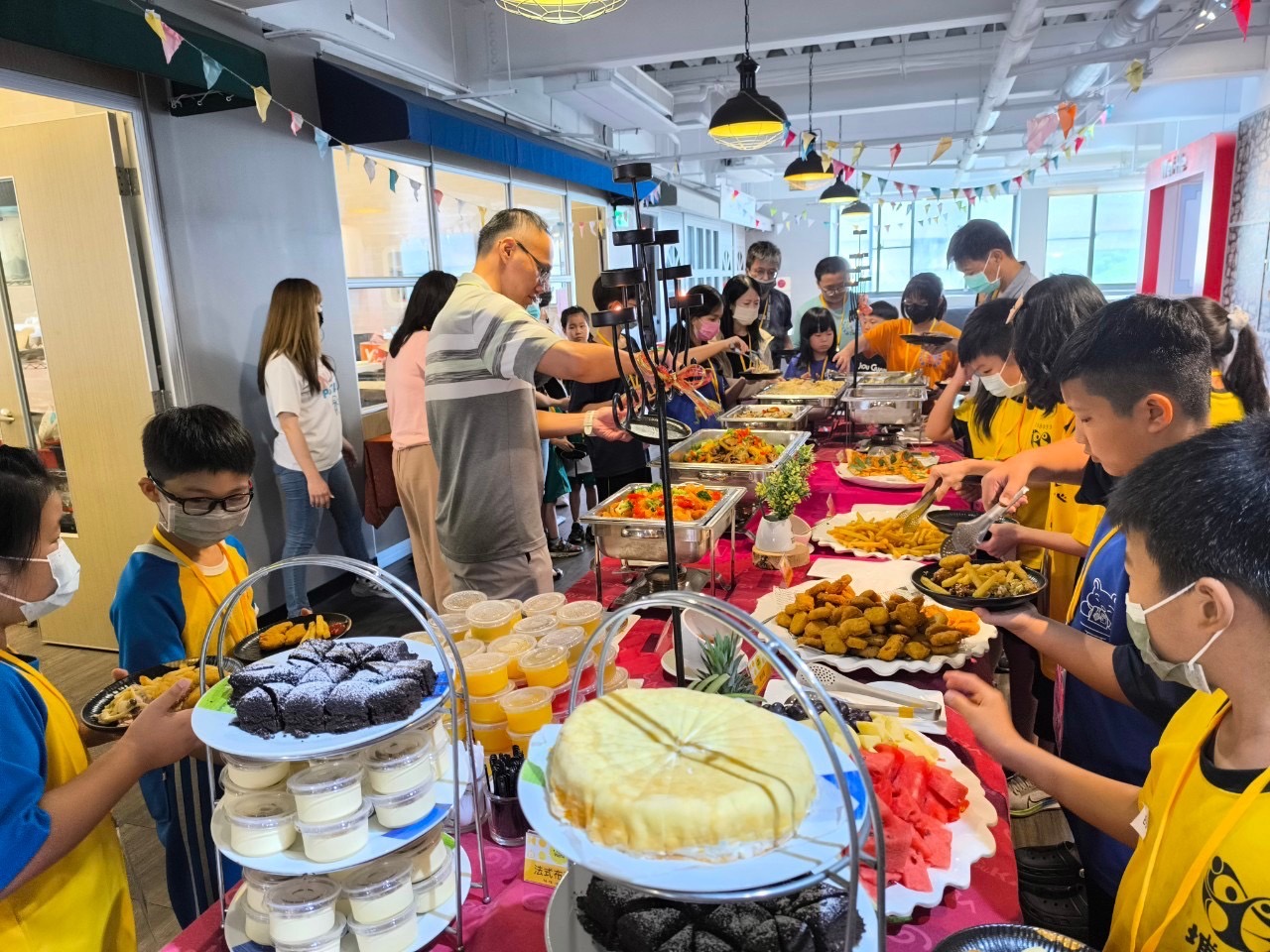 ▲彰化縣埔心鄉8所國中小60多名經濟弱勢學生，到唯賀國際餐飲集團總部學做西式餐點並品嚐美味餐點。（記者張溎壕攝）