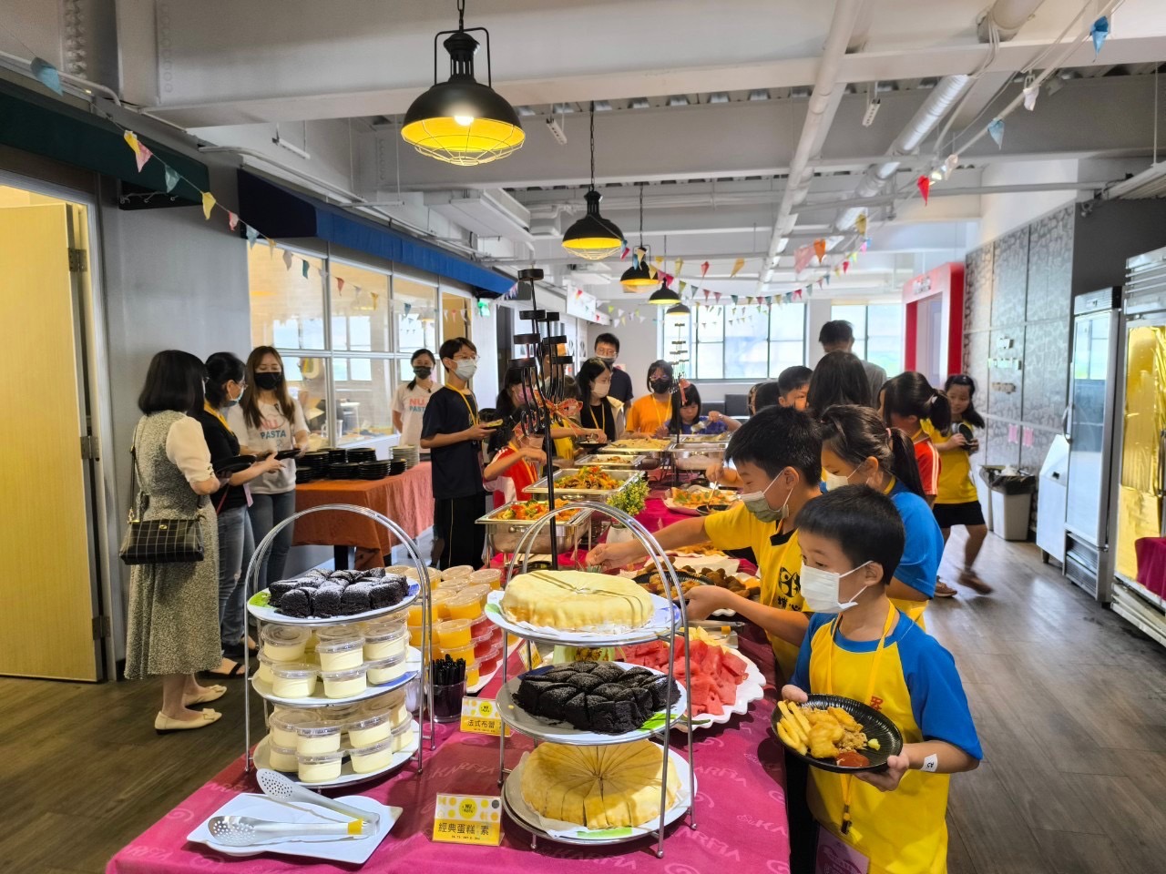 ▲彰化縣埔心鄉8所國中小60多名經濟弱勢學生，到唯賀國際餐飲集團總部學做西式餐點並品嚐美味餐點。（記者張溎壕攝）
