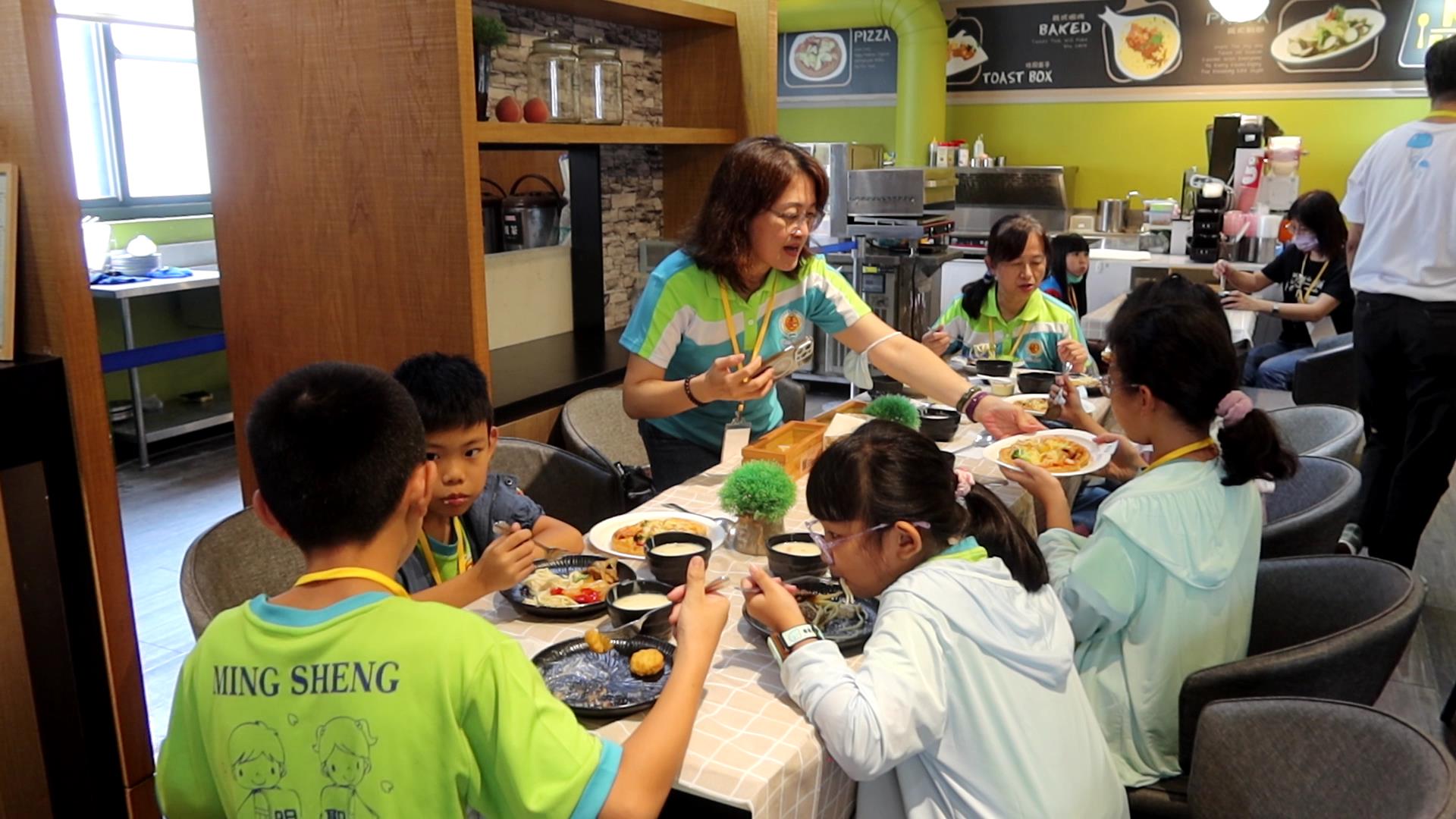 ▲彰化縣埔心鄉8所國中小60多名經濟弱勢學生，到唯賀國際餐飲集團總部學做西式餐點並品嚐美味餐點。（記者張溎壕攝）