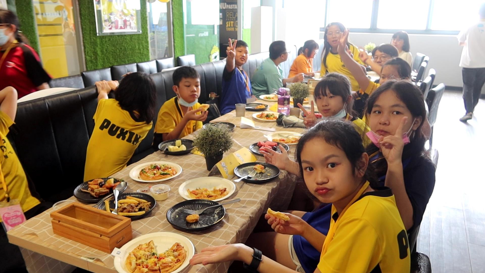 ▲彰化縣埔心鄉8所國中小60多名經濟弱勢學生，到唯賀國際餐飲集團總部學做西式餐點並品嚐美味餐點。（記者張溎壕攝）