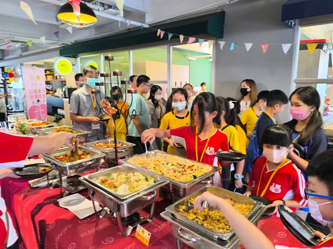 ▲彰化縣埔心鄉8所國中小60多名經濟弱勢學生，到唯賀國際餐飲集團總部學做西式餐點並品嚐美味餐點。（記者張溎壕攝）