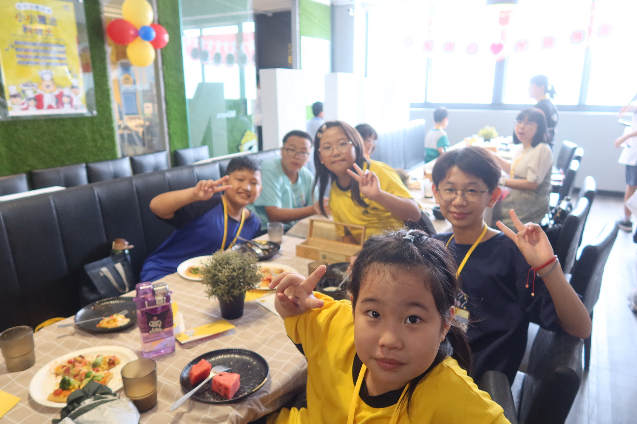 ▲彰化縣埔心鄉8所國中小60多名經濟弱勢學生，到唯賀國際餐飲集團總部學做西式餐點並品嚐美味餐點。（記者張溎壕攝）