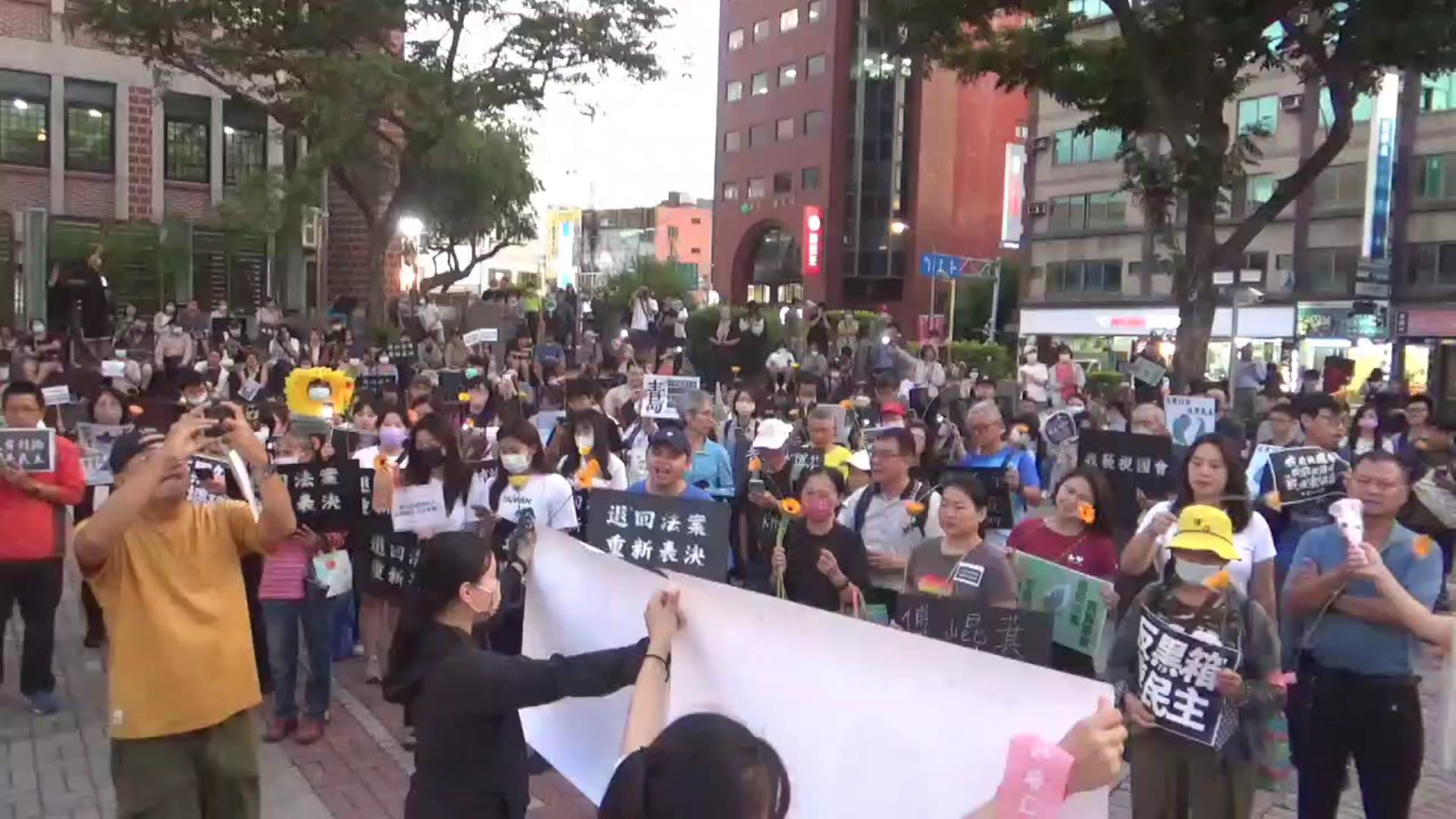 ▲彰化縣議會民進黨團聲援全國連線的青鳥行動,總召李俊諭說,「自己的國家自己救!」(記者張溎壕攝)