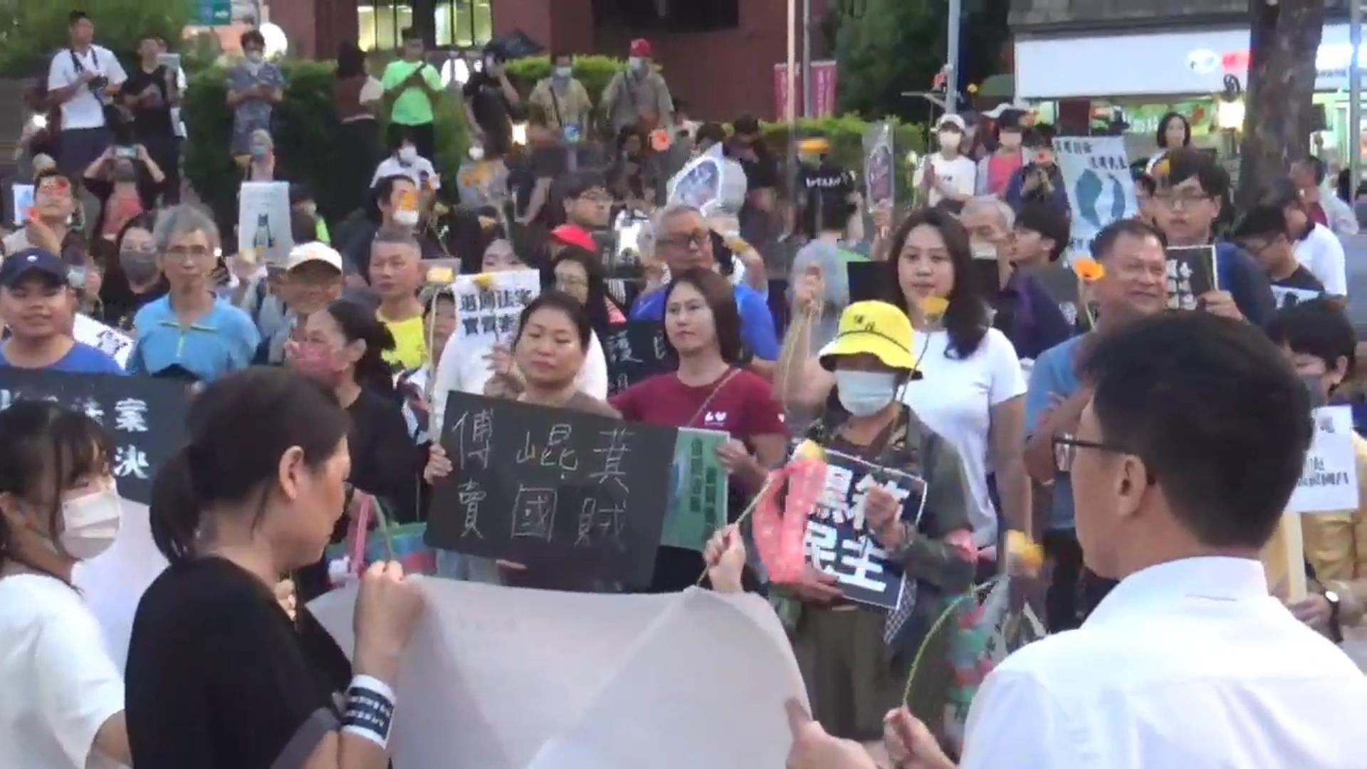 ▲彰化縣議會民進黨團聲援全國連線的青鳥行動，總召李俊諭說，「自己的國家自己救！」（記者張溎壕攝）