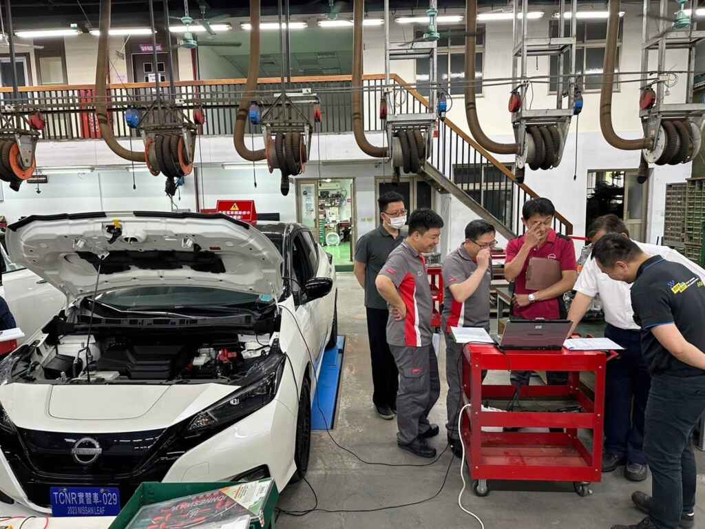 ▲中彰投分署積極進行前瞻性人才培育布局,打造全國唯一電動車訓練場域,協助待業民眾及在職勞工提升電動車檢修專業技術。(中彰投分署提供)