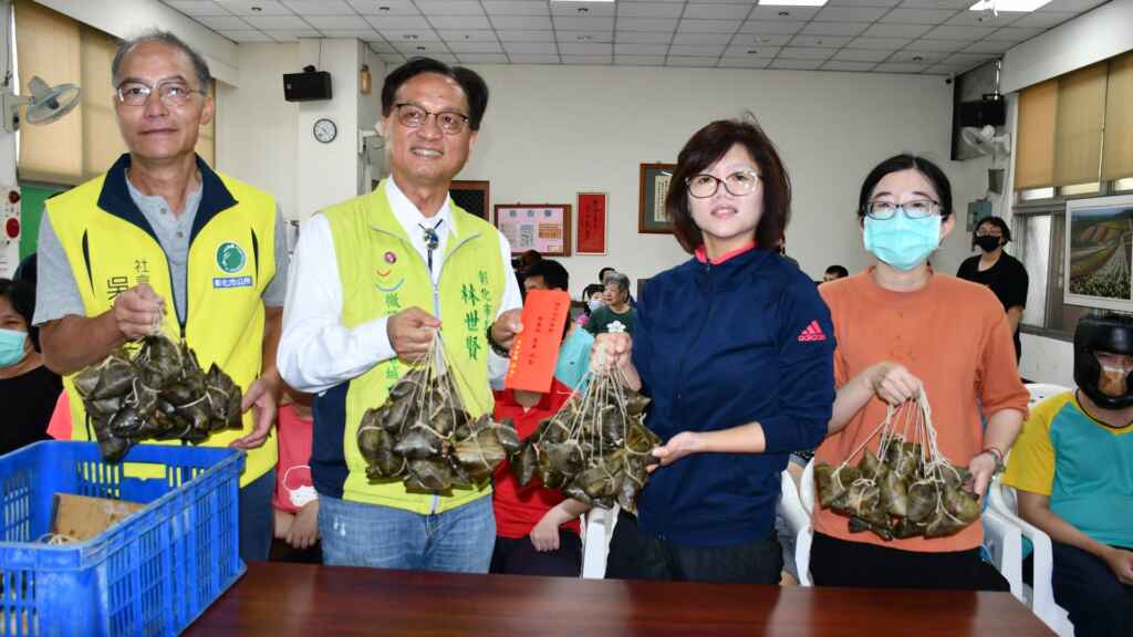 ▲彰化市長林世賢贈慈生仁愛院愛心粽與加菜金由該院秘書楊雅𧃙(右2)代表接受。(彰化市公所提供)