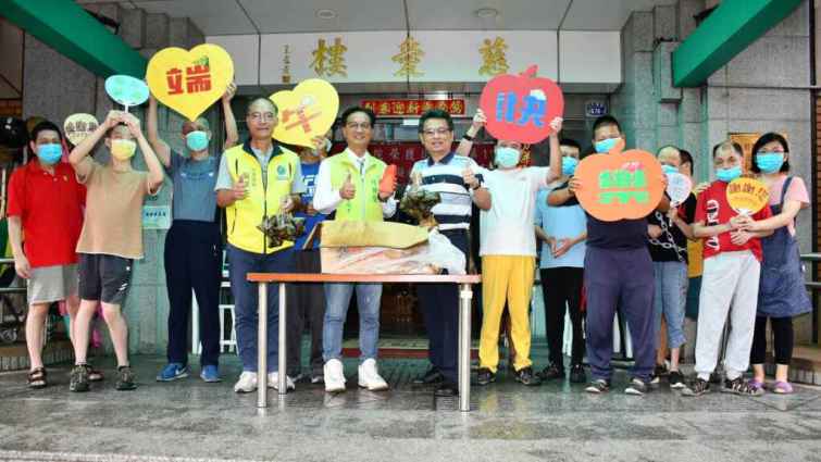 ▲林世賢市長贈慈愛教養院愛心粽與加菜金由院長張明正（中右）代表接受。（彰化市公所提供）