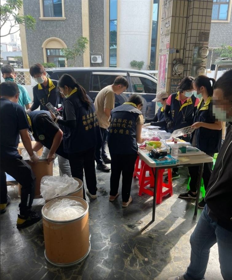 ▲防檢署人員會同海巡署高雄查緝隊及關務署高雄關與屏東縣動物防疫人員查緝非法動物用藥品。（防檢署提供）